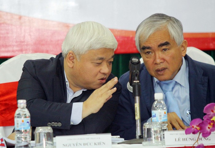 Ông Lê Hùng Dũng (Phó Chủ tịch VFF, Chủ tịch HĐQT Eximbank - nhà tài trợ chính của V-League) được xem là người có quan hệ mật thiết với bầu Kiên.